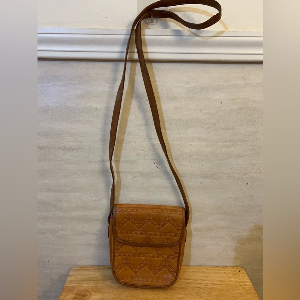 Unisa Vintage Uruguay
Emboss Brown 100% Genuine Leather Crossbody Bag - Picture 2 of 11